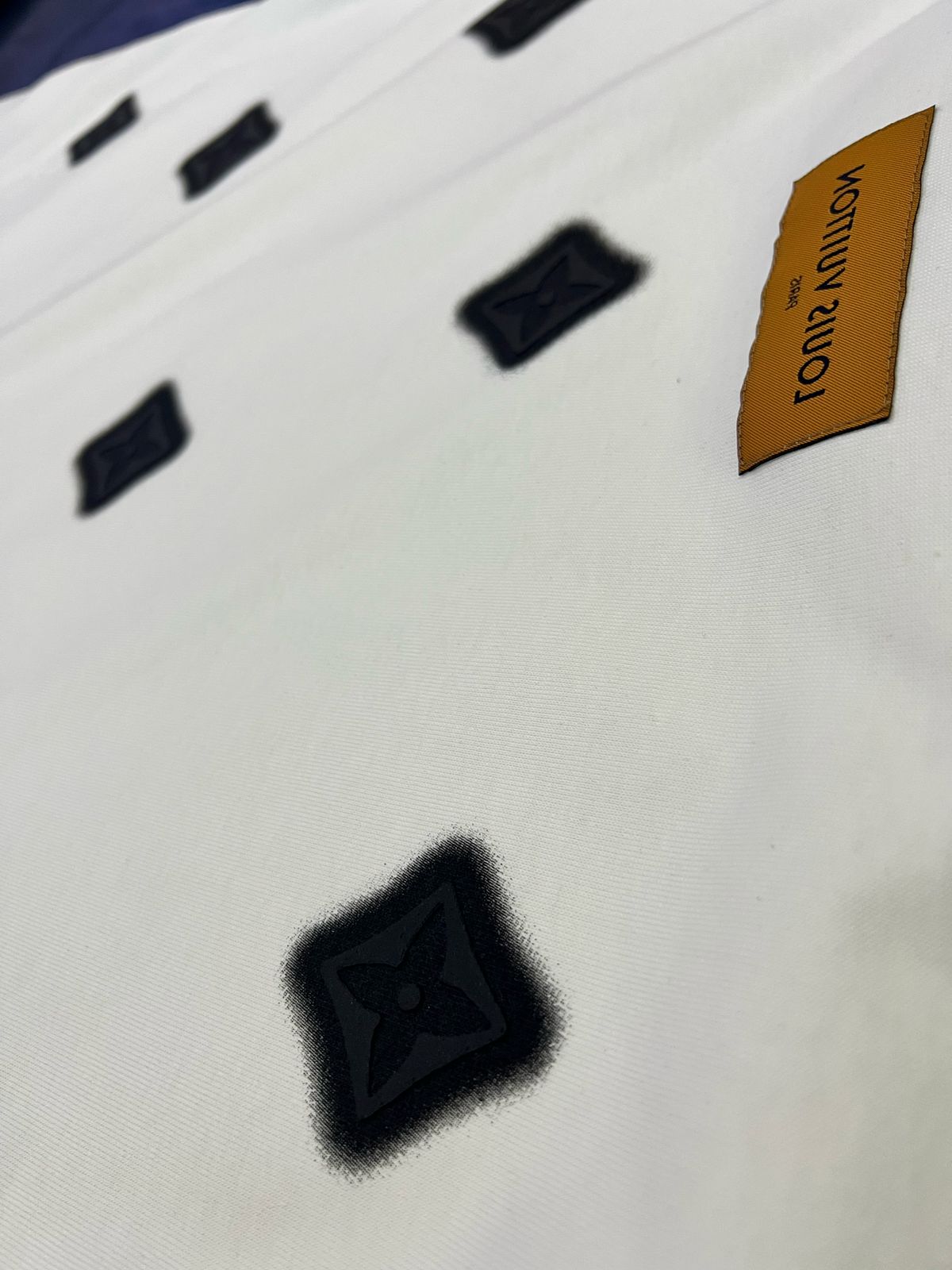 T-SHIRT ESTILO "LV"